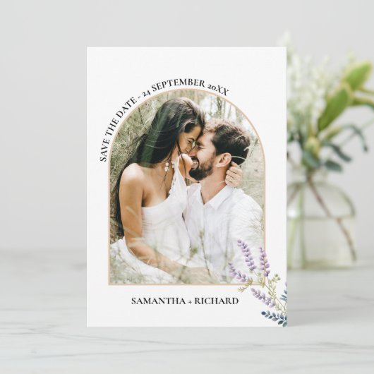 Arch Lila Wildblume Hochzeit speichern das Datum Einladung (Stehend Vorderseite)