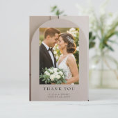 Arch Neutral Luxe Wedding  Dankeskarte (Stehend Vorderseite)