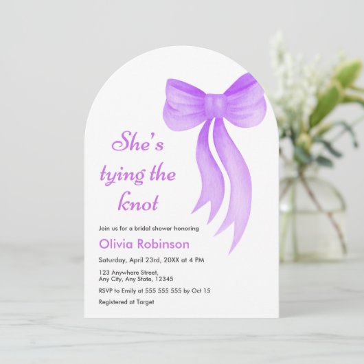 Arch Purple Bow She's Tying the Knot Bridal Shower Einladung (Stehend Vorderseite)