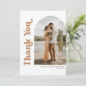 Arch & Retro Typ Neutral Taupe Foto Hochzeit Dankeskarte (Stehend Vorderseite)