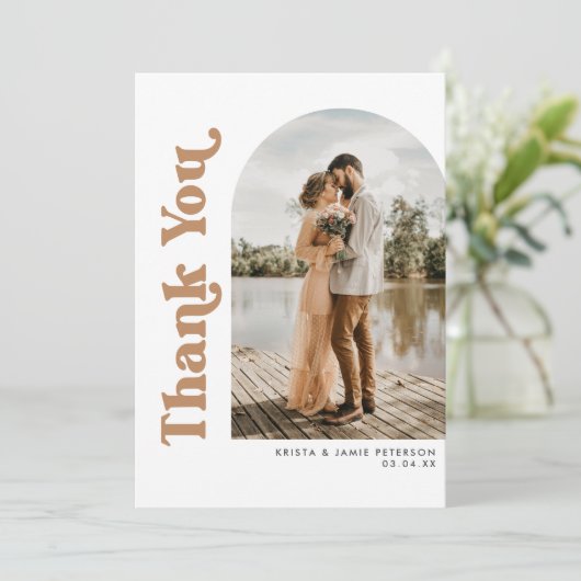 Arch & Retro Typ Neutral Taupe Foto Hochzeit Dankeskarte (Stehend Vorderseite)