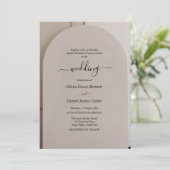 Arch Shaped Neutral Luxe Wedding Einladung (Stehend Vorderseite)