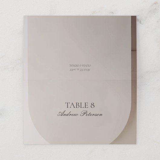 Arch Shaped Neutral Luxe Wedding Platzkarte (Außenseite Aufgefaltet)