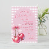 Arch She's Cherry on Top Gingham Pink Birthday Bow Einladung (Stehend Vorderseite)