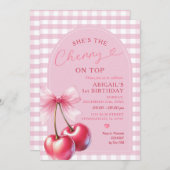 Arch She's Cherry on Top Gingham Pink Birthday Bow Einladung (Vorne/Hinten)