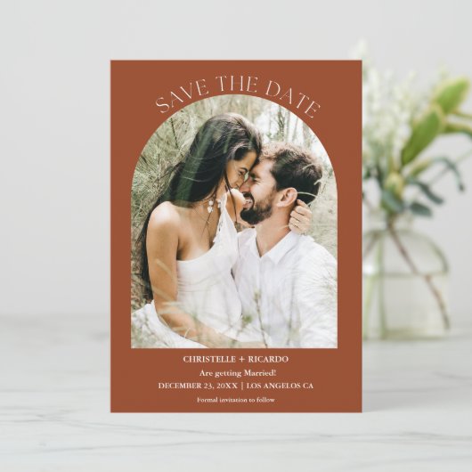 Arch Terracotta Burnt Orange Monogram Wedding Save The Date (Stehend Vorderseite)