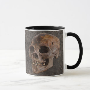 Archäologie II - Skull on Stone-Effekt Hintergrund Tasse