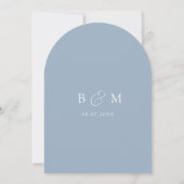 Arched Modern Minimalistisch Dusty Blue White Wedd Einladung (Rückseite)
