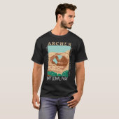 Arches National Park Doppelbogen Retro verzweifelt T-Shirt (Vorne ganz)