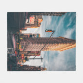 ARCHITECTURAL PHOTOGRAPHY OF BROWN BUILDING FLEECEDECKE (Vorderseite (Horizontal))