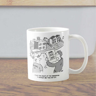 Architekt und Bauherr schauen sich die Pläne des H Kaffeetasse