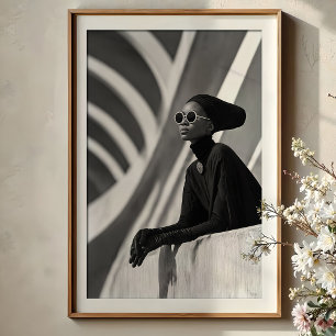 Architektonische Muse: Monochrome Kapuzen-Eleganz Poster