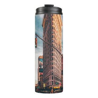 ARCHITEKTURELLE FOTOGRAFIE DES BROWNEN GEBÄUDE THERMOSBECHER