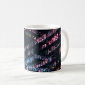 ARCHITEKTURELLE FOTOGRAFIE DES GEBÄUDE MIT MENSCHE KAFFEETASSE (VorderseiteRechts)