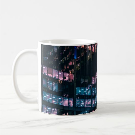 ARCHITEKTURELLE FOTOGRAFIE DES GEBÄUDE MIT MENSCHE KAFFEETASSE (Links)