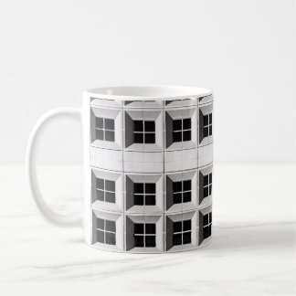 ARCHITEKTURELLE FOTOGRAFIE DES WEISSEN GEBÄUDE KAFFEETASSE