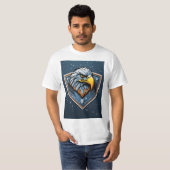 Arctic Aviy Fury: Futuristischer Adler-Raven-T - S T-Shirt (Vorne ganz)