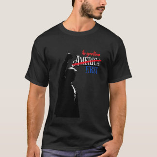 Argentinien Zuerst Politisches Design mit erhobene T-Shirt