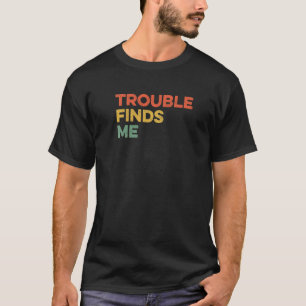 Ärger findet mich Unfug Scherz Viral Meme Humor J T-Shirt