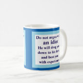 argumentieren Sie nicht mit einem Idioten, er Kaffeetasse (VorderseiteRechts)
