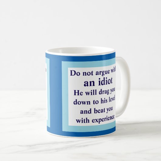 argumentieren Sie nicht mit einem Idioten, er Kaffeetasse (VorderseiteRechts)