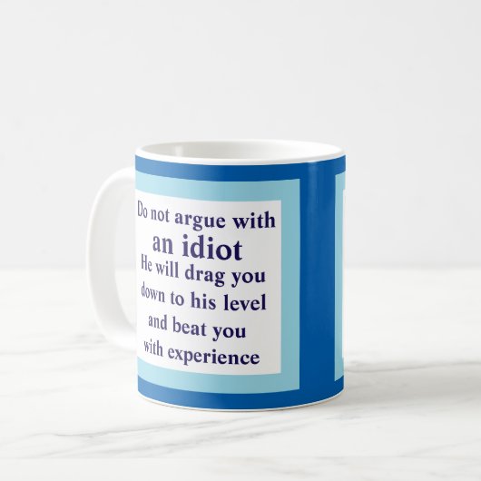 argumentieren Sie nicht mit einem Idioten, er Kaffeetasse (Vorderseite Links)