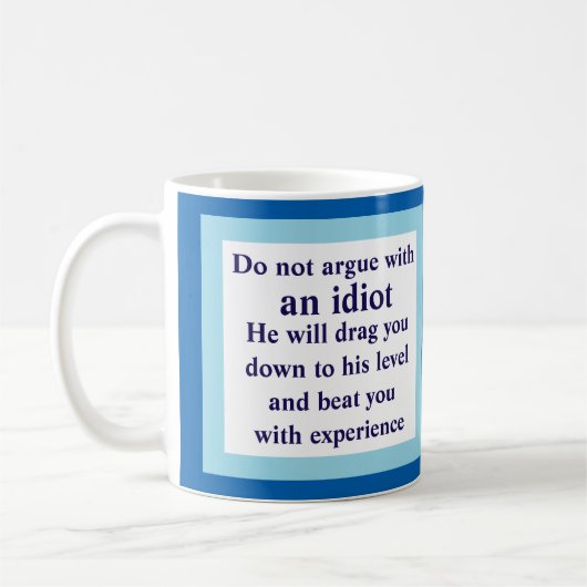 argumentieren Sie nicht mit einem Idioten, er Kaffeetasse (Links)