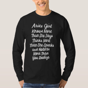 Aries Girl weiß mehr als sie sagt März April Bi T-Shirt