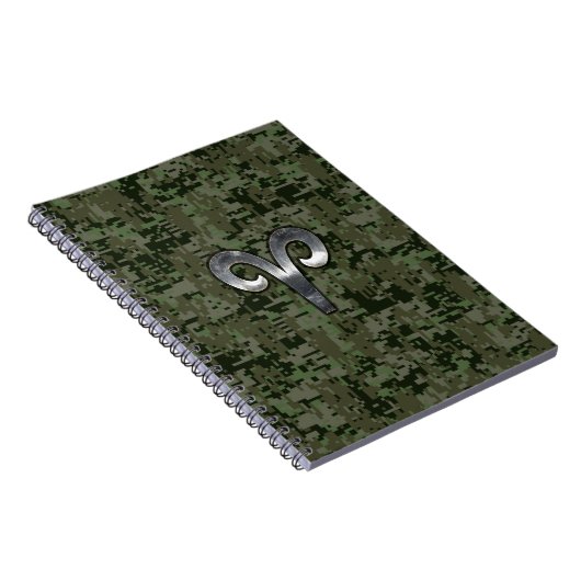 Aries Zodiac Sign auf Woodland Green Digital Camou Notizblock (Rechte Seite)
