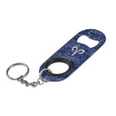 Aries Zodiac-Symbol auf Navy Blue Digital-Camoufla Schlüsselbund Flaschenöffner (Vorderseite Schrägansicht)