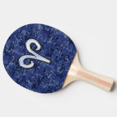 Aries Zodiac-Symbol auf Navy Blue Digital-Camoufla Tischtennis Schläger (Seitenansicht)
