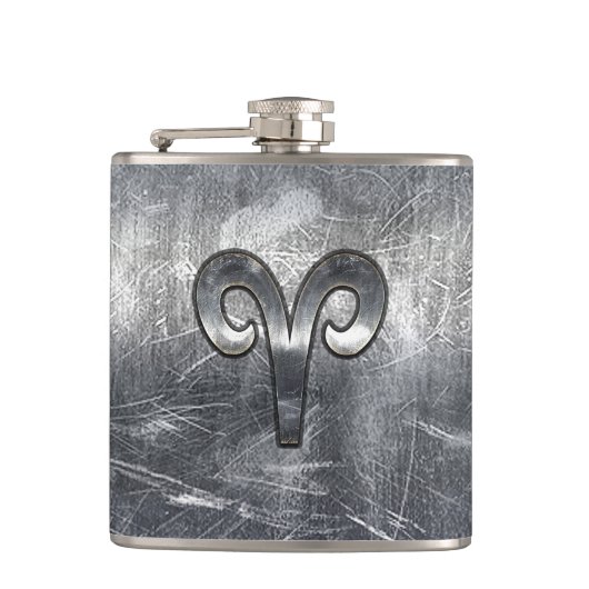 Aries Zodiac Symbol in Silver Distressed Style Flachmann (Vorderseite)