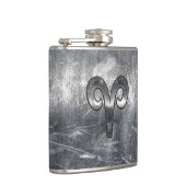 Aries Zodiac Symbol in Silver Distressed Style Flachmann (Rechts)