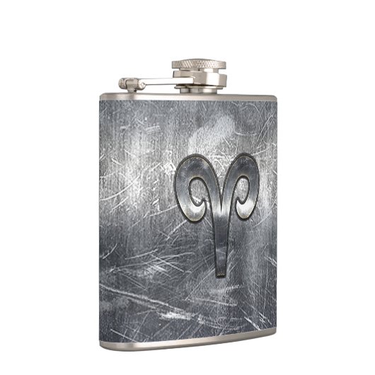 Aries Zodiac Symbol in Silver Distressed Style Flachmann (Rechts)