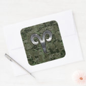 Aries Zodiac Symbol Woodland Digital Camouflage Quadratischer Aufkleber (Umschlag)