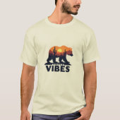 Arizona Forest Vibes - Bär in Forest Scene T-Shirt (Vorderseite)