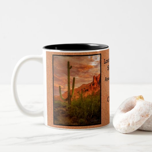 Arizona Superstition Mountain Sunset Saguaro Cacti Zweifarbige Tasse (Mit Donut)
