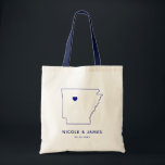 Arkansas Wedding Welcome Bag Tasche, Zielkarte Tragetasche<br><div class="desc">Begrüßungsgeschenktasche mit Kartengrafik. Ihre Gäste werden in ihrem Hotel einchecken und diese Tasche mit den Leckereien,  die sie erwarten,  finden. Sie können das Herz mit der Funktion "Weiter anpassen" an den Ort Ihres großen Tages positionieren.</div>