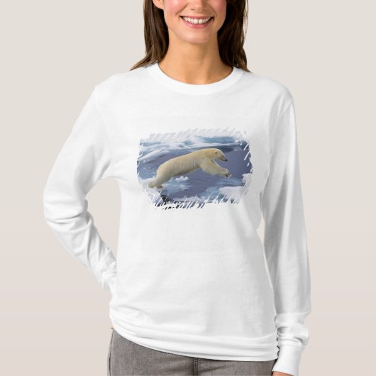 Arktis, Svalbard, Polar Bär, der sich ausdehnt T-Shirt (Vorderseite)