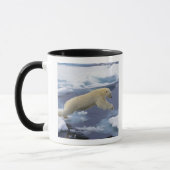 Arktis, Svalbard, Polar Bär, der sich ausdehnt Tasse (Links)
