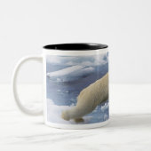 Arktis, Svalbard, Polar Bär, der sich ausdehnt Zweifarbige Tasse (Links)