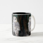 Arktische Eleganz: Schneebesen im Winterwald Zweifarbige Tasse (VorderseiteRechts)