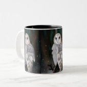 Arktische Eleganz: Schneebesen im Winterwald Zweifarbige Tasse (Vorderseite Links)