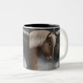 Arktische Zuneigung: Isländische Pferde in Snowy E Zweifarbige Tasse (VorderseiteRechts)