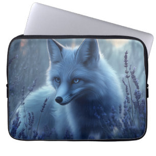 Arktischer Fox auf dem Lavendelfeld bei der Dämmer Laptopschutzhülle