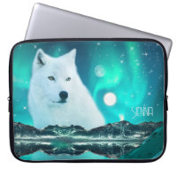 Arktischer Wolf nachts mit Nordlicht