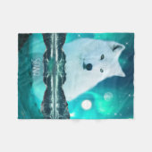 Arktischer Wolf und zauberhafte Nacht mit Nordlich Fleecedecke (Vorderseite (Horizontal))