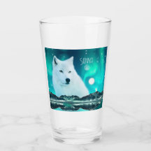 Arktischer Wolf und zauberhafte Nacht mit Nordlich