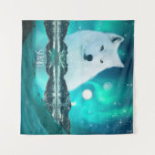 Arktischer Wolf und zauberhafte Nacht mit Nordlich Wandteppich (Vorderseite (Horizontal))