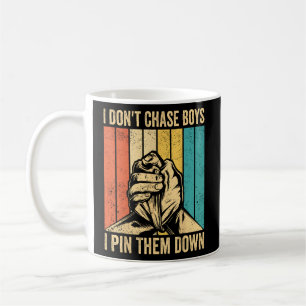Arm-Wrestling-Wrestler Jungs im Button nicht jagen Kaffeetasse